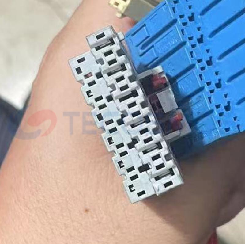 Car Connector For BMW Insurance Box 12 Pins CT12-0099M-2