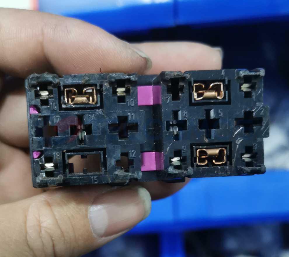 Car Connector For Connected relay For seat 4A0937529 18 pin CT18-0066M