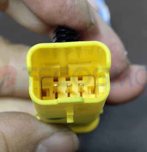 Car Connector For Peugeot yellow male plug can dock with 3-0016 3pin CT3-0015G-3