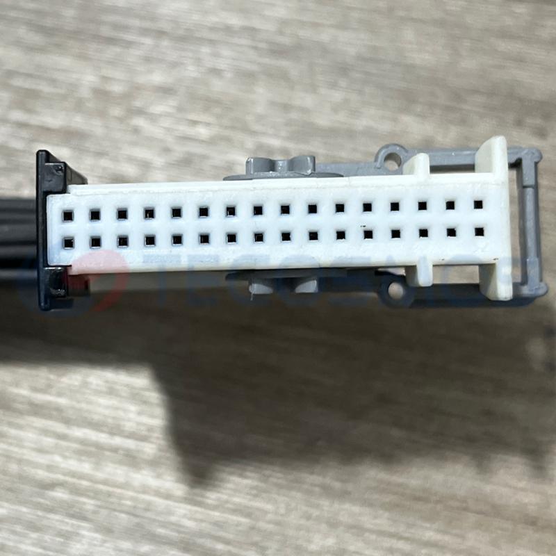 Car Connector For Mercedes A0055450130 32 pin CT32-0015M-1