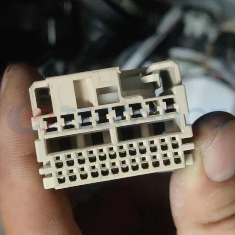 Car Connector For Fuse box plug apricot 32 pin CT32-0031G-1